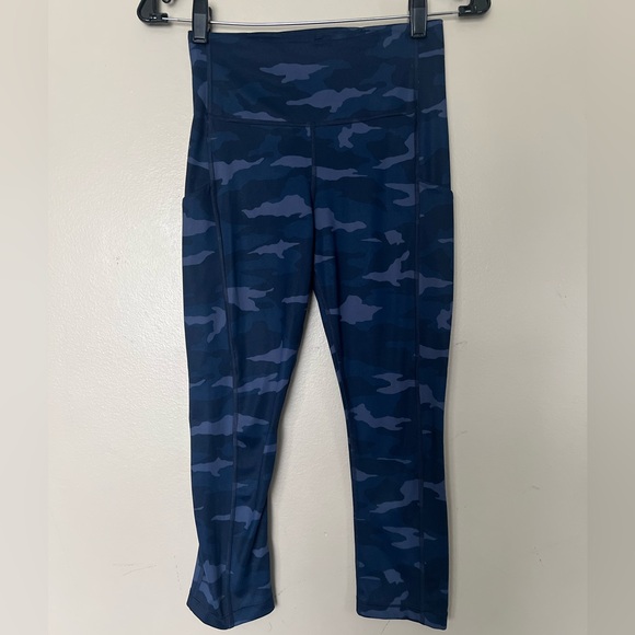 Athleta Pants - Athleta Women's Blue Ultimate Stash Pocket Camo Capri Leggings